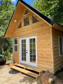 Stunning Vineyard Pond Cabin - Image 4