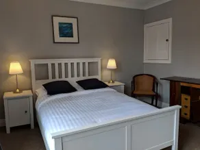 Cathedral Quarter - sleeps 8 - Image 4