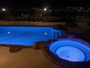 ERSTAUNLICHER BLICK & HINTERGARTEN MIT RIESIGEM POOL, SCHÖNES HAUS MIT SITZPLÄTZEN ÜBER 1500SF - Image 5
