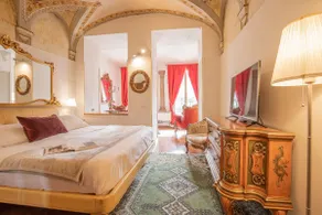 Luxury Suite with Balcony Overlooking Piazza Erbe - Image 2