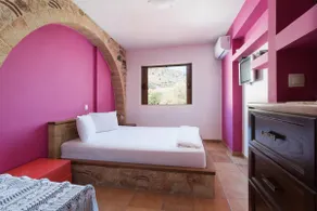 Seafront Comfortable 2 Bedroom Apartment with View - Image 5