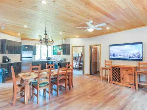 Spacious Mountain Escape for Families & Groups - Image 4