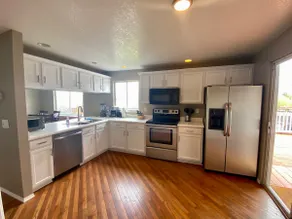 Freshly remodeled 4 bdrm home for up to 8 guests - Image 3