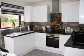 City Centre Town House with Riverside Views and Free Parking 1BAK - Image 3