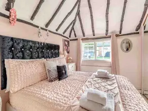 Cosy Thatched Cottage in Kent | Hot Tub | Sleeps 6 - Image 5