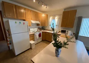 Classic Seattle Neighborhood Apartment - Image 5