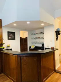 Spacious Family Home Near Woodlands/Medical Center - Image 3