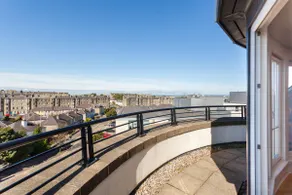 Stunning City Centre Penthouse Apartment, with FREE Parking! - Image 2
