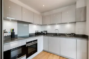 Modern Two Bed Apt with free Gated Parking Space - Image 2