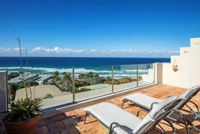 Tuscan inspired townhouse minutes from the beach - Image 4