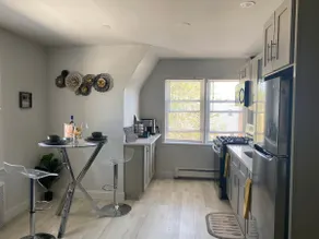 Beautiful 1 bd Contemporary WFH Suite w/ Parking - Image 3