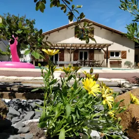 Family villa ideally located on the Basin with heated pool - Image 5
