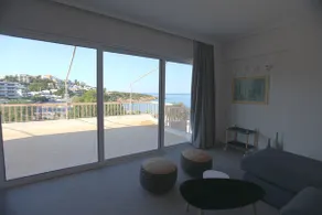 Seaside Renovated Top Floor Apartment - Image 4