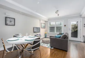 Spacious 2 bdrm family suite-steps to park and bus - Image 3