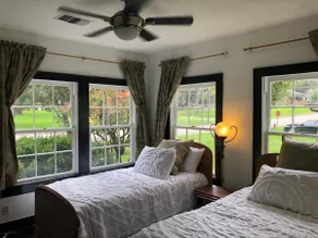 Mid Century flair/ renovated Cottage in Downtown - Image 3