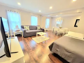 CoZy SuItE/STEPS TO TRAIN - free parking - Image 2