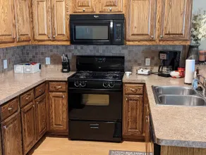 Centrally located comfortable eclectic home for 6. - Image 3