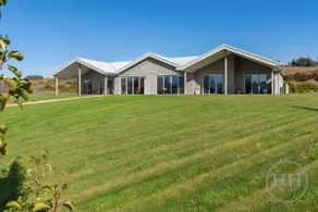 Luxury Retreat next to Josef Chromy Vineyard - Image 5