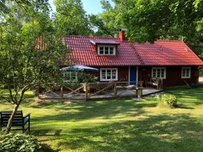 Cosy red cottage in beautiful surroundings - Image 2