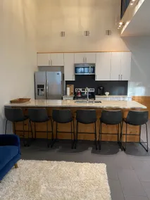 Modern downtown condo - Image 3