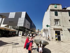 Spacious 140m2 Downtown 3 Bedroom Apartment - Image 3