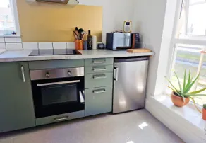 Sunny, central apartment in Penzance, Cornwall - Image 3
