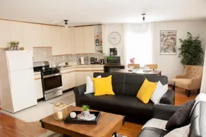 Stylish & inviting 2BR-JFK/UBS/ Casino/LIRR/Subway - Image 3
