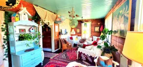 Charming Vintage Apartment with Bay Views Downtown - Image 2