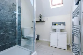 Bright & Modern Town House 5 Beds, Close To City & Universities - Image 5
