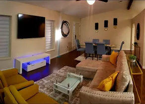Eclectic Ranch Style Home - Sleeps 12 - Image 4