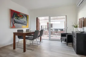 Central, elegant 3 bed, 2 bath, 100m from beach. - Image 2