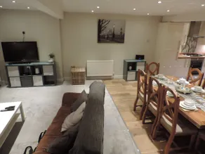 4 Bed Farnborough Air Accommodation - Image 2