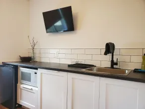 Cozy 1 bedroom suite with kitchenette - Image 4
