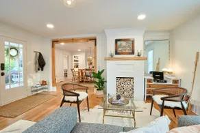 Cozy Bungalow Blocks from Downtown + Soaking Tub - Image 2