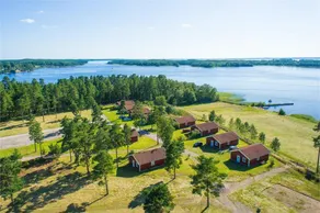 Luxurious newly-renovated cottage with magical lake views - Image 2