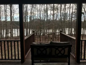 Majestic Lakefront Log Cabin befindet sich in den NC High Plains - Image 2