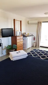 ONE BEDROOM UNIT - Hawley Beachside Accommodation - Image 4