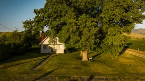 Quaint Farmhouse in Rural Idaho - Image 2