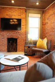 Exposed Brick 4 Bedroom - 5 minutes from downtown - Image 4