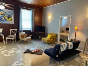 Steps to Hike& Dine! Sustainable 1-BR Apt Drifter - Image 5