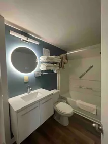 Quaint 2 bedroom serviced condo with hot tub - Image 5