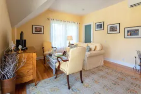 Cliffside Guesthouse in Mystic Historic District - Image 5