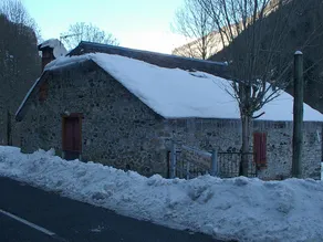 Cottage surrounded by nature - Image 4
