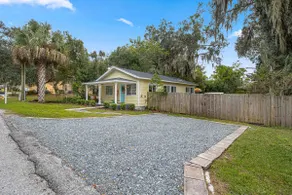 Pet Friendly Historic Yellow Bungalow - Image 4