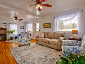 Convenient location- Lobster included! - Image 4
