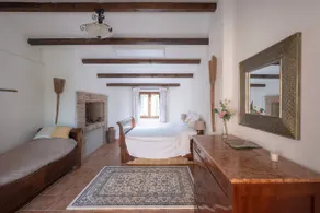 Secluded converted barn in large gardens with pool - Image 4