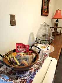 Cheerful Midtown Studio w/ backyard, patio - Image 5