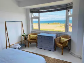 Stunning seafront property with garden and drive - Image 2