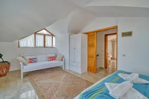 Luxury duplex apartment with terrace in the center - Image 3
