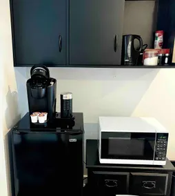 Private entire 1-bedroom with parking and backyard - Image 4